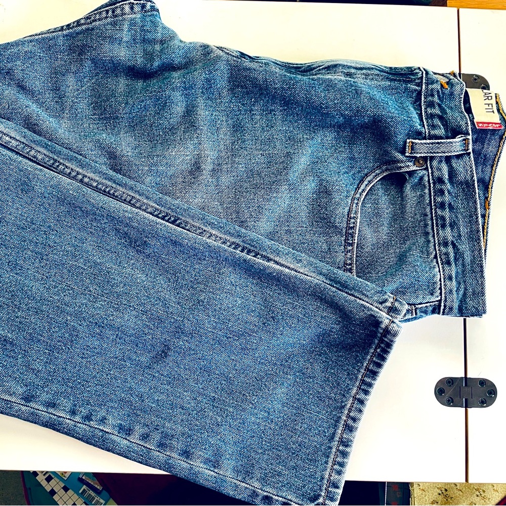 Levi's 505 Men's Medium wash straight leg 40x34 jeans.